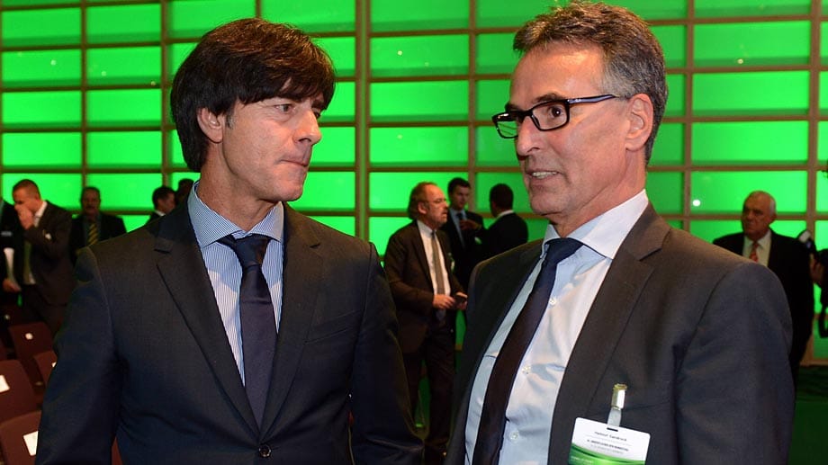 Bundestrainer Joachim Löw (li.) und der DFB-Generalsekretär Helmut Sandrock