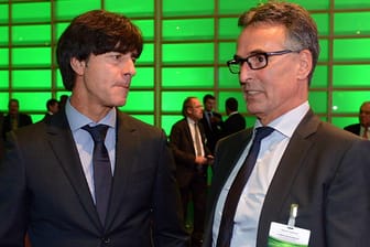 Bundestrainer Joachim Löw (li.) und der DFB-Generalsekretär Helmut Sandrock