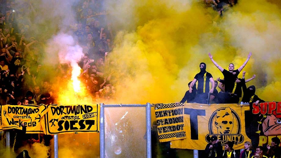Feuerwerk und gesplitterte Scheiben: Einige BVB-Anhänger randalierten im Rahmen des Derbys im Schalker Stadion. Feuerwerk und gesplitterte Scheiben: Einige BVB-Anhänger randalierten im Rahmen des Derbys im Schalker Stadion.