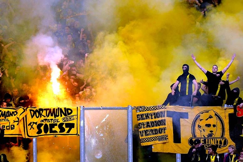 Feuerwerk und gesplitterte Scheiben: Einige BVB-Anhänger randalierten im Rahmen des Derbys im Schalker Stadion.