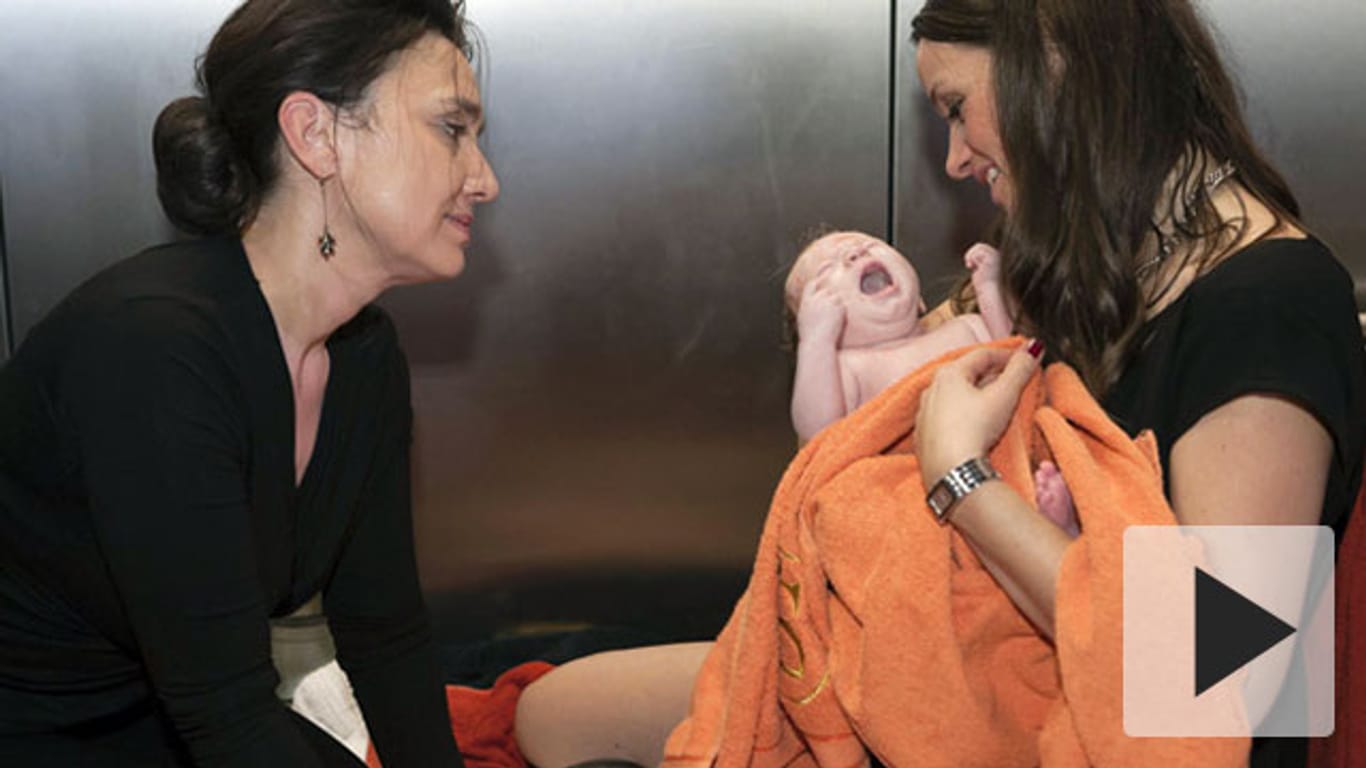 Dramatische Szenen bei "Alles was zählt": Jenny Steinkamp bekommt ihr Baby im Fahrstuhl.