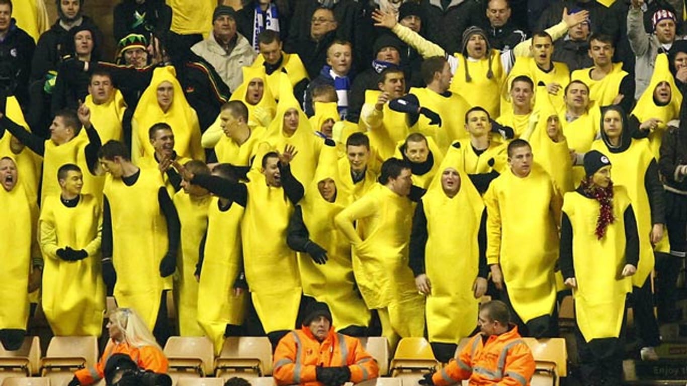"Warum nicht mal als Banane zum Fußball gehen?", dachten sich viele Fans von Wigan Ende 2010 in Manchester.