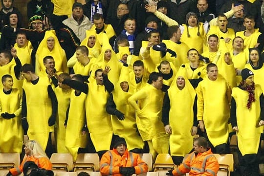 "Warum nicht mal als Banane zum Fußball gehen?", dachten sich viele Fans von Wigan Ende 2010 in Manchester.