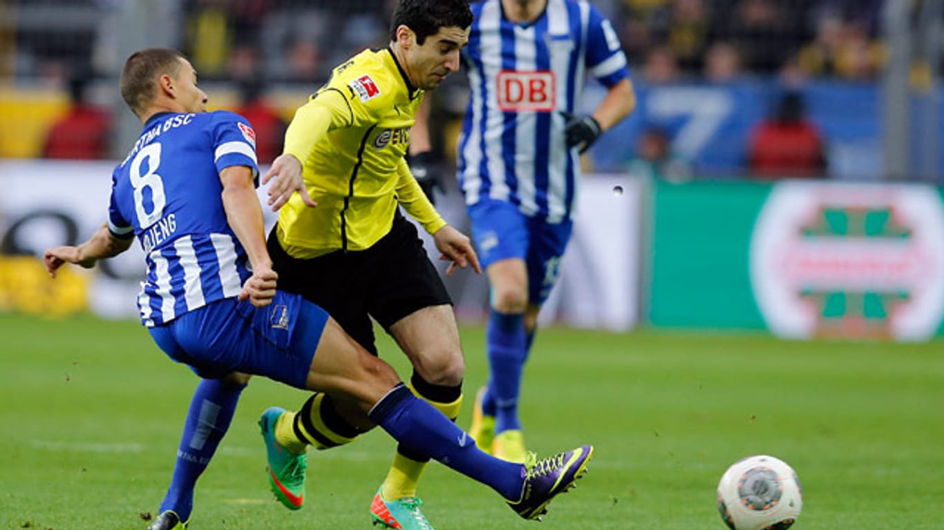 Borussia Dortmund Henrikh Mkhitaryan tankt sich durchs Mittelfeld.