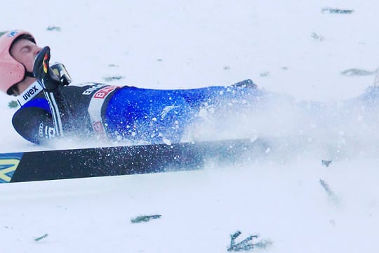 Bei seinem Sturz in Engelberg bleibt Severin Freund unverletzt.