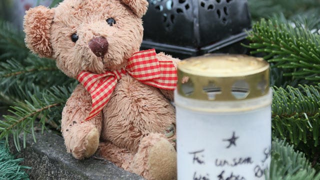 Ein Kindergrab im "Garten der Sternenkinder" auf dem Friedhof des Alten St.-Matthäus-Kirchhofs in Berlin.