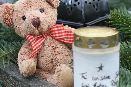 Ein Kindergrab im "Garten der Sternenkinder" auf dem Friedhof des Alten St.-Matthäus-Kirchhofs in Berlin.