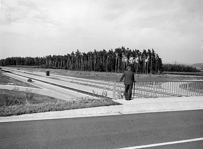 Blick vom Überführungsbauwerk der B 500 auf die A 5 bei Baden-Baden von 1956 www.landesarchiv-bw.de Blick vom Überführungsbauwerk der B 500 auf die A 5 bei Baden-Baden von 1956 www.landesarchiv-bw.de