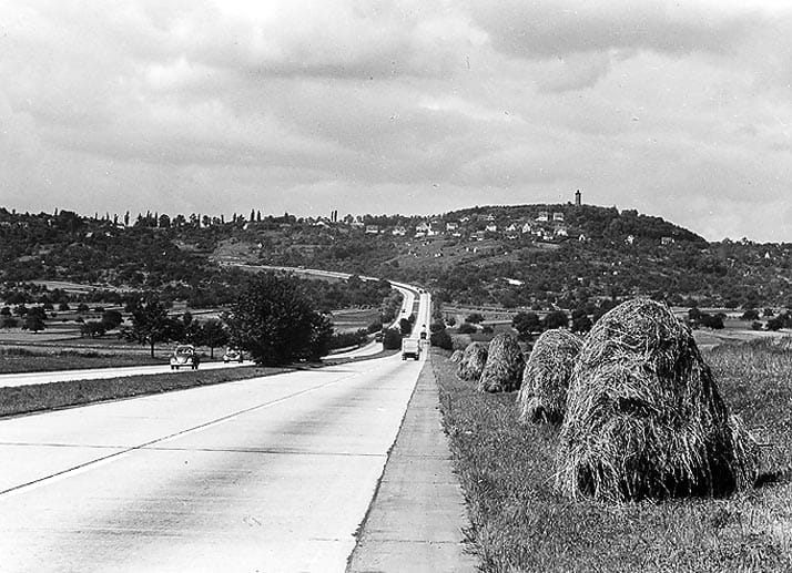 Trassierung A 81 Heilbronn - Stuttgart, im Hindergrund der Engelberg , 1960 www.landesarchiv-bw.de Trassierung A 81 Heilbronn - Stuttgart, im Hindergrund der Engelberg , 1960 www.landesarchiv-bw.de