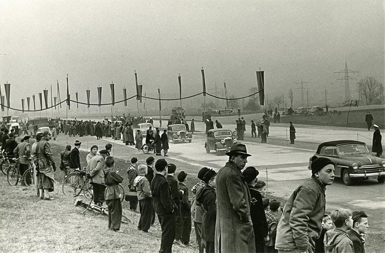 Verkehrsübergabe auf der A5 Strecke Karlsruhe-Rüppurr bis zur provisorischen Anschlussstelle Bruchhausen am 18.12. 1954. www.landesarchiv-bw.de Verkehrsübergabe auf der A5 Strecke Karlsruhe-Rüppurr bis zur provisorischen Anschlussstelle Bruchhausen am 18.12. 1954. www.landesarchiv-bw.de