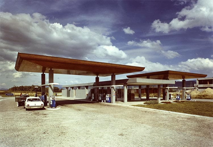 A 5 Karlsruhe - Basel, Tankstelle Breisgau, im Hintergrund die Baustelle des Rasthauses, 1965 www.landesarchiv-bw.de A 5 Karlsruhe - Basel, Tankstelle Breisgau, im Hintergrund die Baustelle des Rasthauses, 1965 www.landesarchiv-bw.de