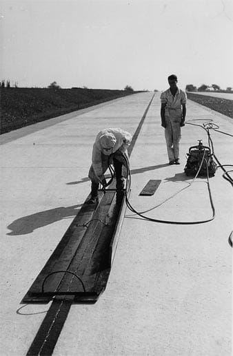 Markierungsarbeiten auf der A 8 Ulm – Stuttgart, 1937 www.landesarchiv-bw.de Markierungsarbeiten auf der A 8 Ulm – Stuttgart, 1937 www.landesarchiv-bw.de