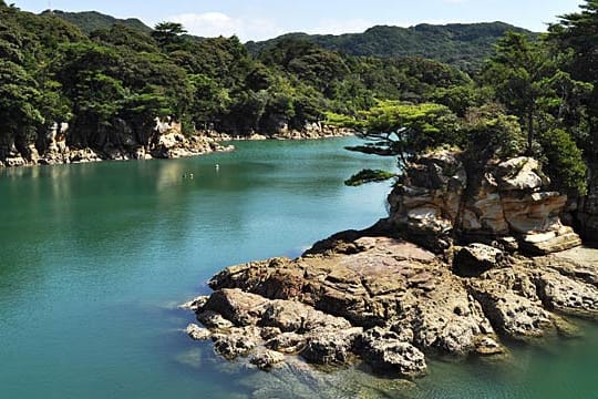 Die 99-Insel-Landschaft: Über 200 grüne Eilande sprenkeln an Korallen erinnernde Formationen das funkelnde Wasser.