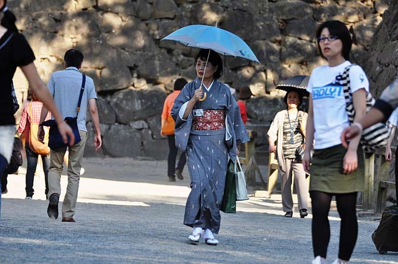 Beim Meguri, dem Baderundgang durch das Geothermalgebiet Kurukawa Onsen, streifen Gäste in den hoteleigenen Baumwoll-Kimonos durch die schmalen Gassen mit den winzigen Sake-Läden von einer heißen Quelle zur nächsten.