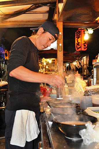 Eine Garküche in Fukuoka bietet Highlights für Kulinarik-Freunde.