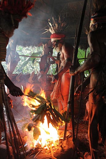 Tanz am Feuer - Terima mit anderen Männern seines Stammes.