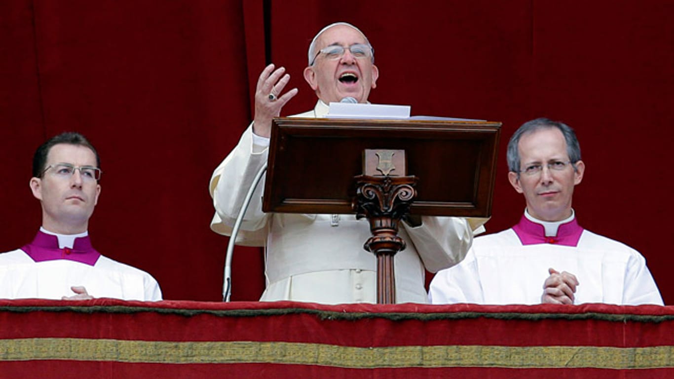 Papst Franziskus erteilte vom Balkon des Petersplatzes den traditionellen Segen "Urbi et orbi"