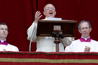Papst Franziskus erteilte vom Balkon des Petersplatzes den traditionellen Segen "Urbi et orbi"