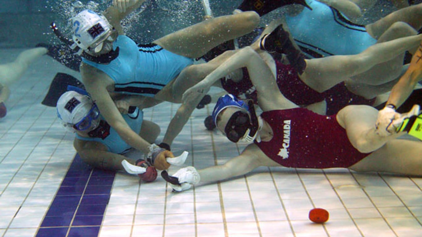 Rudelbildungen gehören beim Unterwasserhockey zur Tagesordnung.