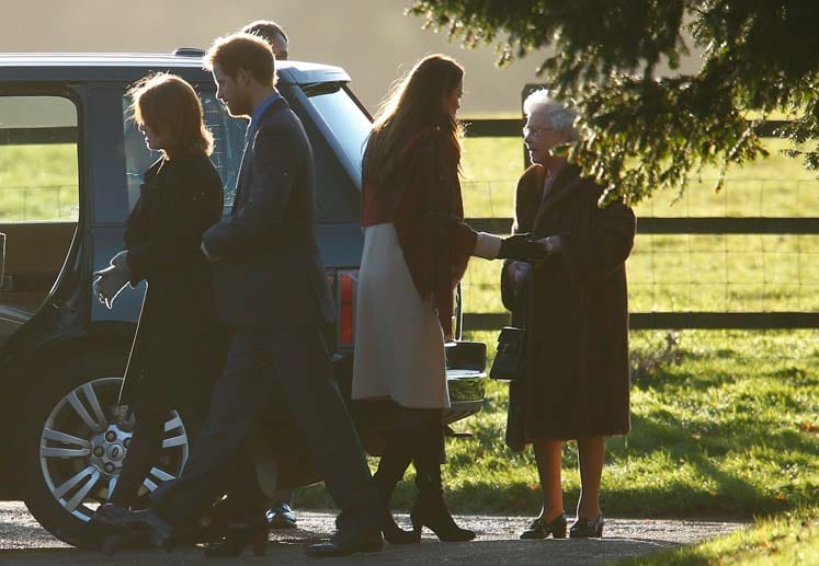 Herzogin Kate (2.v.re.) begrüßt Queen Elizabeth II. (re.) sehr herzlich.