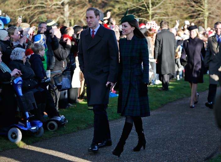 Kate und Prinz William zeigten sich auf dem Weg zum Gottesdienst sehr verliebt. Sie hielten Händchen und Kate strahlte über das ganze Gesicht.