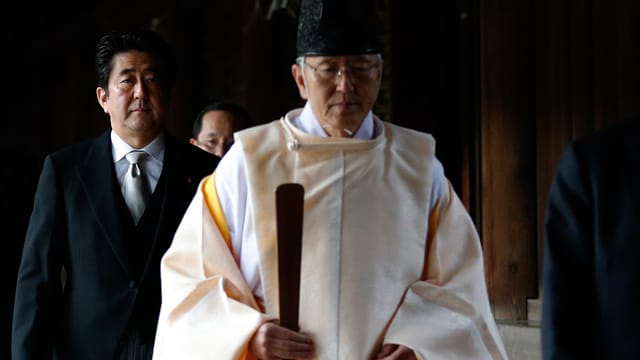 Mitten in Tokio, mitten im 21. Jahrhundert: Shinzo Abe folgt einem Shinto-Priester in die Gebetshalle des Yasukuni-Schreins Mitten in Tokio, mitten im 21. Jahrhundert: Shinzo Abe folgt einem Shinto-Priester in die Gebetshalle des Yasukuni-Schreins