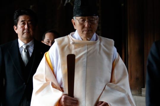 Mitten in Tokio, mitten im 21. Jahrhundert: Shinzo Abe folgt einem Shinto-Priester in die Gebetshalle des Yasukuni-Schreins