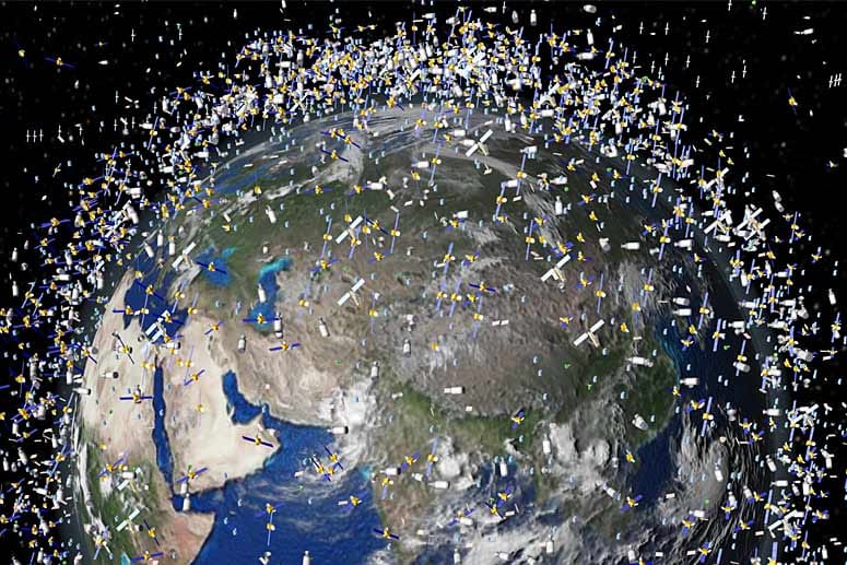 Mehr als tausend Satelliten umfliegen die Erde, hunderttausende Trümmerteilchen bedrohen auch die ISS