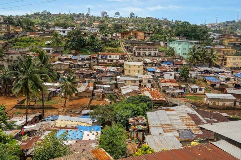 Im Zentrum von Freetown reihen sich Wellblechhütten aneinander - die Hauptstadt von Sierra Leone ist ein typischer Großstadtmoloch.