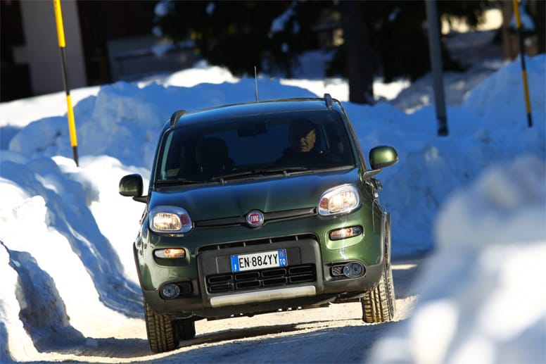 Den Fiat Panda gibt es auch mit Allradantrieb. 15.590 Euro kostet der Italiener. Das Motorenprogramm besteht aus einem 0,9-Liter-Turbobenziner mit 85 PS sowie einem 75 PS starken 1,3-Liter-Diesel.
