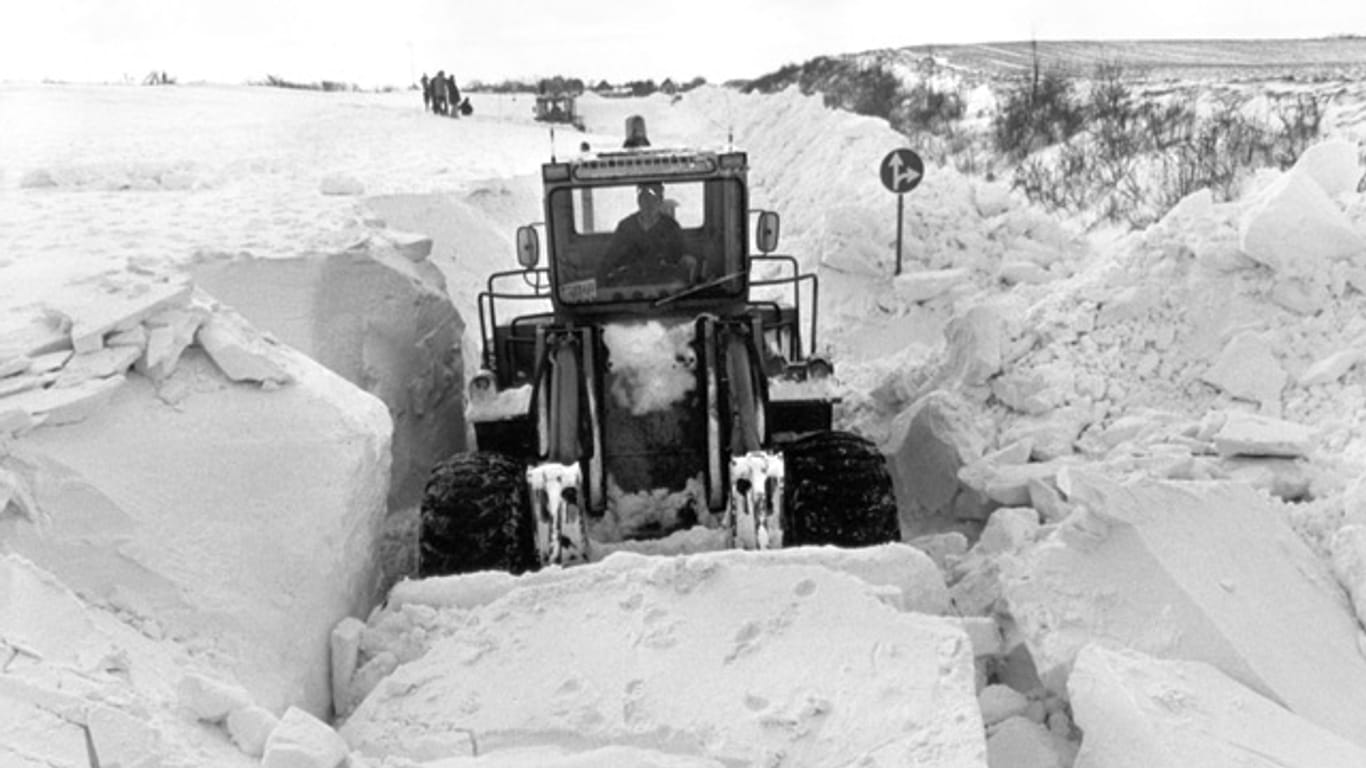 Nie dagewesene Schneemengen: Ein Räumfahrzeug bahnt sich am 2. Januar 1979 zwischen Eckernförde und Kappeln einen Weg durch die Schneemassen
