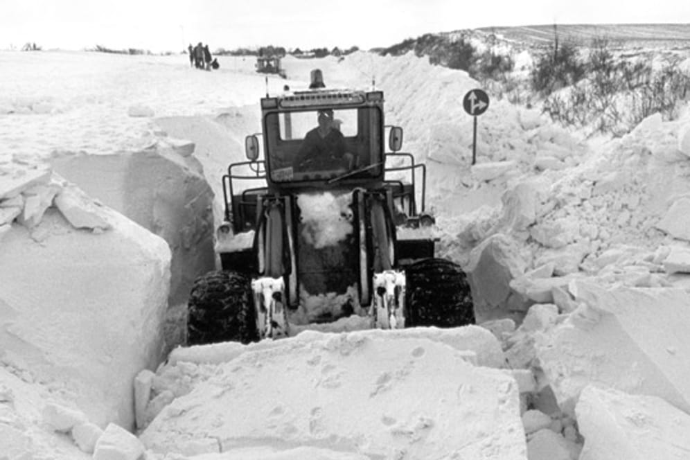 Nie dagewesene Schneemengen: Ein Räumfahrzeug bahnt sich am 2. Januar 1979 zwischen Eckernförde und Kappeln einen Weg durch die Schneemassen