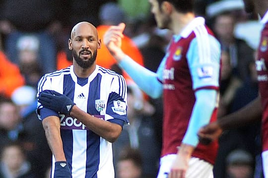 Nicolas Anelka erzielte gegen West Ham einen Doppelpack. Sein Torjubel wirft jedoch Fragen auf.