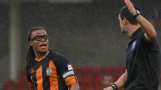 Kein Glück mit den Schiris: Edgar Davids tritt ab.