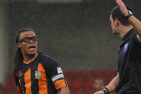 Kein Glück mit den Schiris: Edgar Davids tritt ab.
