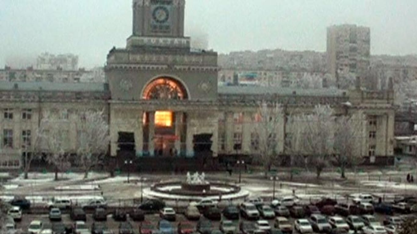 Wolgograd: Eine Sicherheitskamera im Gebäude gegenüber hat den Moment der Explosion in der Eingangshalle des Bahnhofs festgehalten.