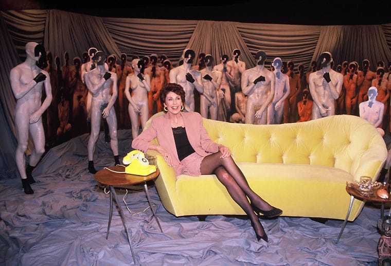 Das Privatfernsehen zeigte sich sehr freizügig. 1995 präsentiert sich Erika Berger mit vielen Nackten um sich herum. Die Moderatorin und Sexberaterin startete ihre TV-Karriere 1987 mit der RTL-Sendung "Eine Chance für die Liebe".