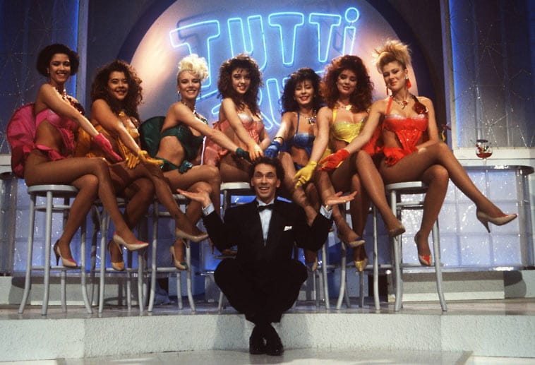 Diese heißen Früchtchen kannte jeder: Hugo Egon Balder moderierte die Show "Tuttifrutti". Diese Mädchen zeigten sich im Jahr 1990 während der Show im TV "oben ohne".