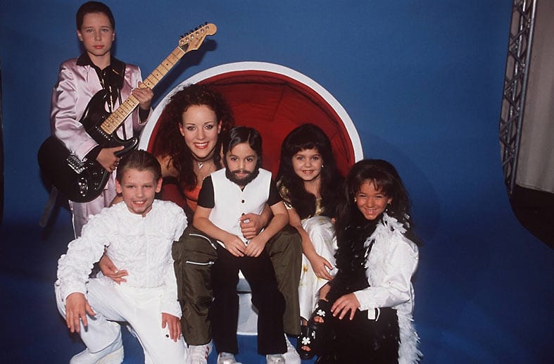 Auch den Kindern brachten die neuen Privaten neue Sendungen. 1998 ließ sich Sängerin "Blümchen" (3.v.li.) mit diesen ambitionierten "Sängern" aus der "Mini Playback Show" ablichten.