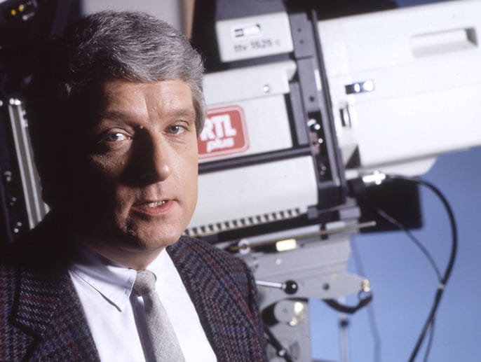 Schon 1987 erschien Talkmaster Hans Meiser mit grauen Haaren vor der Kamera.