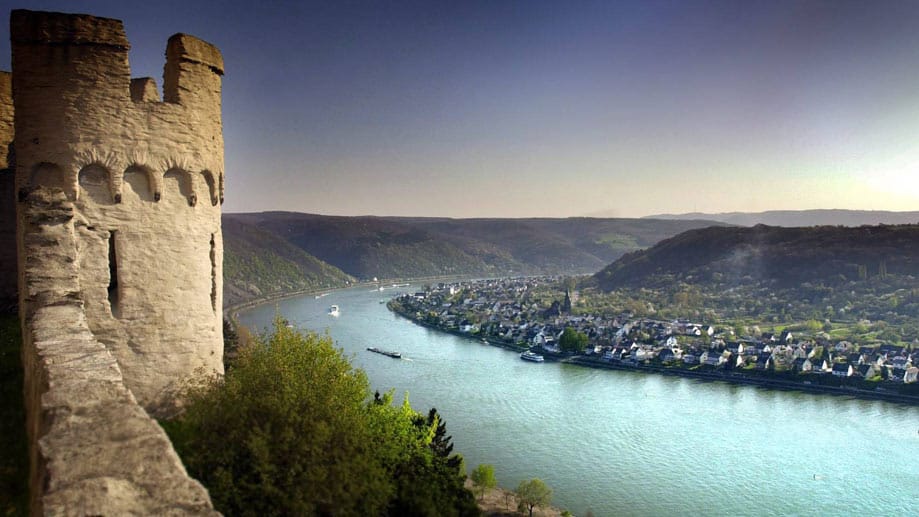 Die imposante Marksburg ragt 160 Meter hoch über den Rhein.