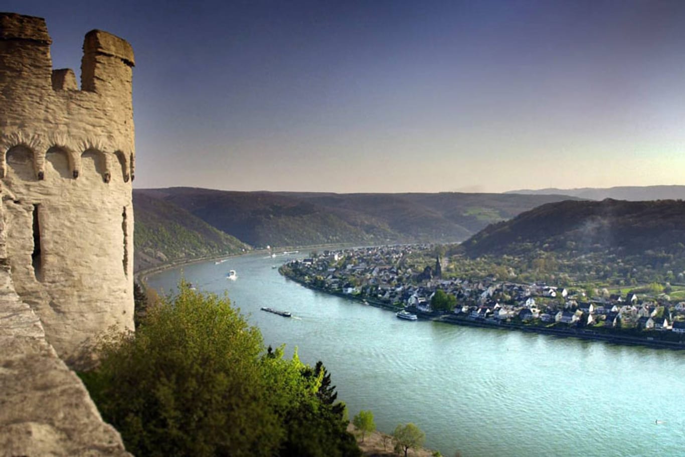 Die imposante Marksburg ragt 160 Meter hoch über den Rhein.