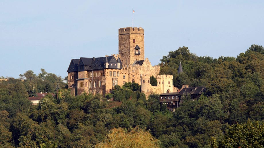 Schon steht Burg Lahneck am anderen Ufer, mit der Kurfürst Siegfried von Eppenstein ab 1226 die Lahnmündung schützte.