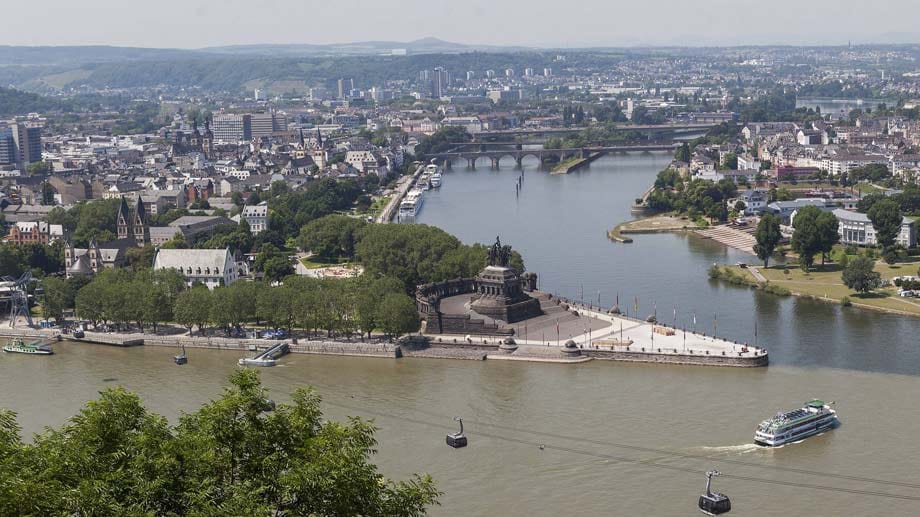 Hierbei handelt es sich um eine künstlich aufgeschüttete Landzunge an der Mündung der Mosel in den Rhein.