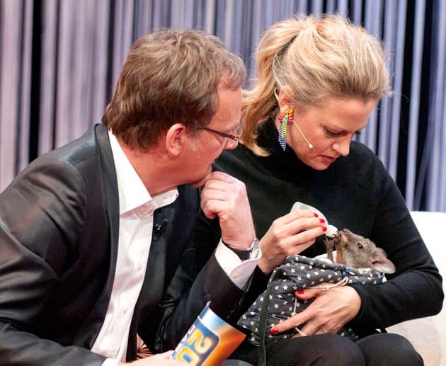 Den wahren Star des Abends hielt Barbara Schöneberger auf dem Arm: Ein wenige Monate altes Känguru-Baby.