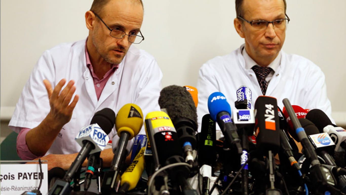Die behandelnden Ärzte Jean-Francois Payen (li.) Emmanuel Gay machen Michael Schumacher Hoffnung
