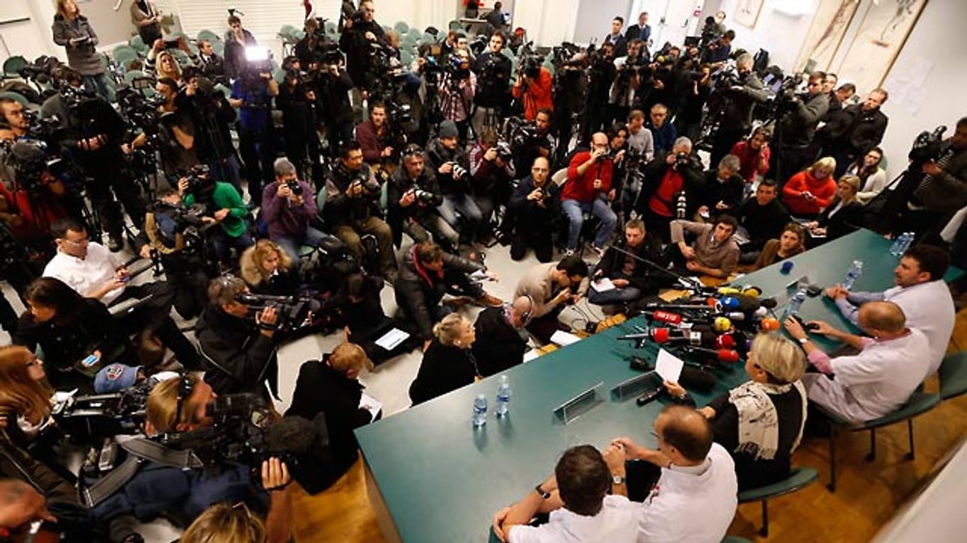 Reges Medieninteresse bei der Pressekonferenz zum Gesundheitszustand Schumachers.