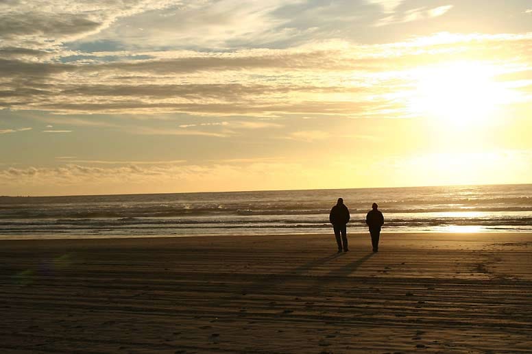 Tasmanien hat noch mehr zu bieten: Sonnenuntergang am Ocean Beach in der Nähe des Ortes Strahan an der Westküste der Insel.
