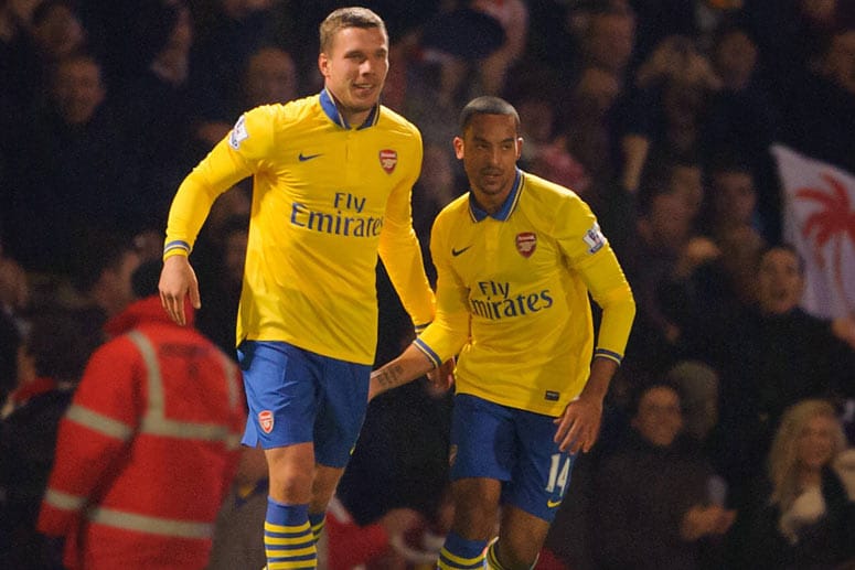 Lukas Podolski (li.) mit Theo Walcott bei seinem Comeback am Boxing Day gegen West Ham United.