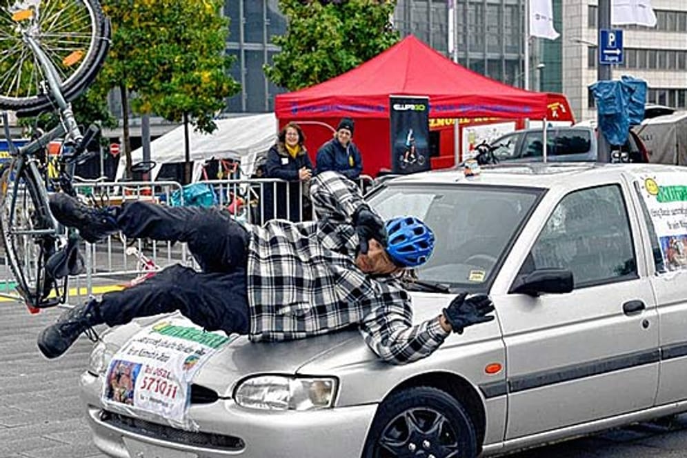 Stuntman Mario Eichendorf riskiert immer wieder Zusammenstöße mit Autos - um Kindern die Gefahren im Verkehr vor Augen zu führen.